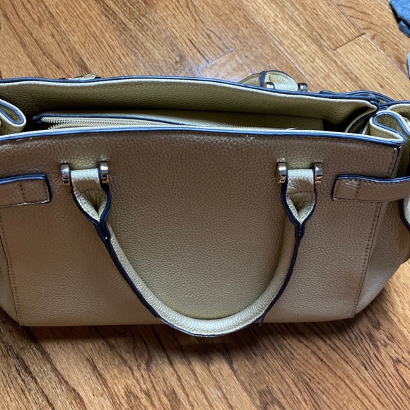 Cream Patent Leather Purse - Picture 2 of 10